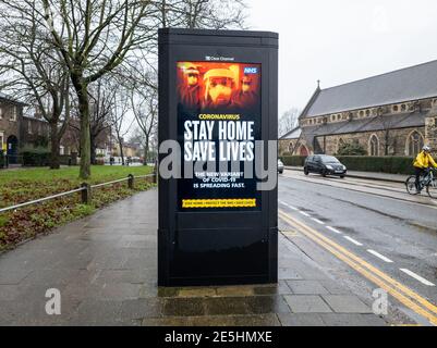 Un panneau publicitaire du gouvernement dans la rue indiquant au public de rester à la maison et de sauver des vies pendant le confinement de Covid-19. Banque D'Images