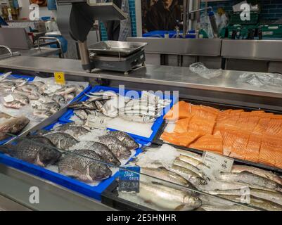 Un poissonnier à l'intérieur d'un supermarché. Banque D'Images