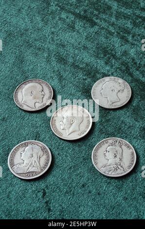Côté opposé des pièces en argent sterling britannique ( 92.5 %) de la moitié de la couronne, de la Reine victorienne, Edward VII et George V. Banque D'Images