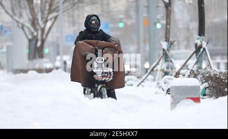 Shenyang, province chinoise de Liaoning. 28 janvier 2021. Un citoyen passe dans la neige dans le district de Hunnan, à Shenyang, dans la province de Liaoning, au nord-est de la Chine, le 28 janvier 2021. Credit: Yao JIANFENG/Xinhua/Alay Live News Banque D'Images