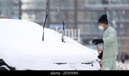 Shenyang, province chinoise de Liaoning. 28 janvier 2021. Un travailleur nettoie la neige dans le district de Hunnan, à Shenyang, dans la province de Liaoning, au nord-est de la Chine, le 28 janvier 2021. Credit: Yao JIANFENG/Xinhua/Alay Live News Banque D'Images