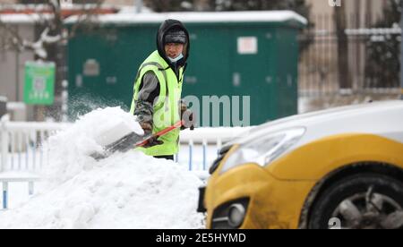 Shenyang, province chinoise de Liaoning. 28 janvier 2021. Un travailleur nettoie la neige dans le district de Hunnan, à Shenyang, dans la province de Liaoning, au nord-est de la Chine, le 28 janvier 2021. Credit: Yao JIANFENG/Xinhua/Alay Live News Banque D'Images