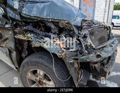 Voronezh, Russie - 22 juin 2020 : une voiture de tourisme noire a été endommagée lors d'un accident Banque D'Images