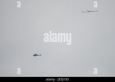 Glasgow, Écosse, Royaume-Uni. 28 janvier 2021. Photo : hélicoptère regardant les choses pendant que l'avion du Premier Minster se prépare à atterrir. Le Premier ministre britannique Boris Johnson débarque de son avion à l'aéroport de Glasgow pour signaler le début de sa visite en Écosse. Sa visite a été parciée par la controverse en raison de l'interdiction de voyager que le Premier ministre écossais Nicola Sturgeon a mis en place pour se demander si la visite du PM est un voyage essentiel ou non. M. Johnson est en charge d'importants travaux pour maintenir les liens avec le syndicat. Crédit : Colin Fisher/Alay Live News Banque D'Images