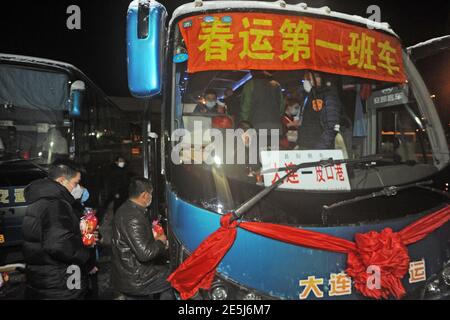 Dalian, province chinoise de Liaoning. 28 janvier 2021. Les passagers prennent une navette à Dalian, dans la province de Liaoning, au nord-est de la Chine, le 28 janvier 2021. La course de voyage du Festival de printemps, connue comme la plus grande migration humaine annuelle au monde, dure 40 jours du 28 janvier au 8 mars de cette année. Credit: Liu Debin/Xinhua/Alay Live News Banque D'Images