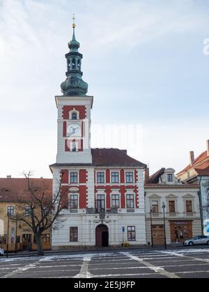 Hôtel de ville historique sur T.G. Place Masaryk dans la ville de Slany, Tchéquie. 20 janvier 2021. Journée ensoleillée en hiver sur la vieille place emptgy. Banque D'Images