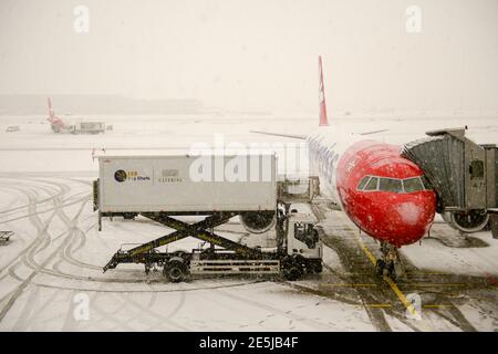 Zurich, Suisse - 15 janvier 2021 : arrêt de l'avion en raison de chutes de neige à l'aéroport de Zurich en Suisse Banque D'Images