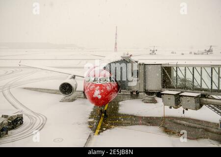 Zurich, Suisse - 15 janvier 2021 : arrêt de l'avion en raison de chutes de neige à l'aéroport de Zurich en Suisse Banque D'Images