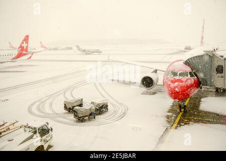 Zurich, Suisse - 15 janvier 2021 : arrêt de l'avion en raison de chutes de neige à l'aéroport de Zurich en Suisse Banque D'Images