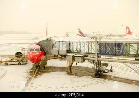 Zurich, Suisse - 15 janvier 2021 : arrêt de l'avion en raison de chutes de neige à l'aéroport de Zurich en Suisse Banque D'Images