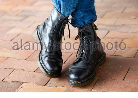 Noir fort Dr Marten bottes dans la neige pendant un jour d'hiver. Banque D'Images