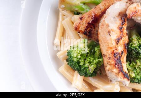 poulet grillé et sauce crémeuse au citron sur casarecce pas Banque D'Images