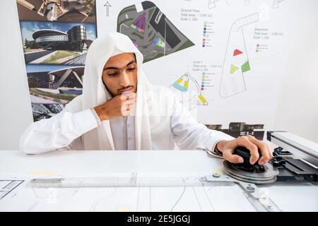 Architecte arabe préparant son bureau et pensant à de nouvelles idées Banque D'Images