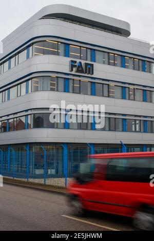 28 janvier 2021, Saxe-Anhalt, Magdebourg: 'FAM' est écrit sur la façade du siège du fabricant de l'usine. Lors d'une perquisition à FAM, la police et le parquet ont enquêté sur des indications de possibles malversations aux dépens de l'entreprise. La nouvelle direction de la société avait auparavant déposé des accusations criminelles de détournement de fonds contre des membres de l'ancienne direction. Selon un porte-parole du Bureau de police criminelle de l'État, plus de 100 agents ont fouillé des locaux résidentiels et d'affaires dans plusieurs États. La recherche a été dirigée contre les anciens actionnaires et gérant di Banque D'Images