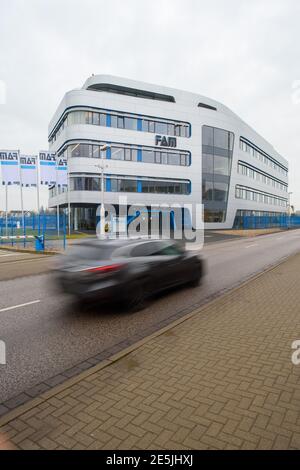 28 janvier 2021, Saxe-Anhalt, Magdebourg: 'FAM' est écrit sur la façade du siège du fabricant de l'usine. Dans le cadre d'une fouille à FAM, la police et les procureurs ont enquêté sur des indications de détournement possible au détriment de l'entreprise. La nouvelle direction de la société avait auparavant déposé des accusations criminelles de détournement de fonds contre des membres de l'ancienne direction. Selon un porte-parole du Bureau de police criminelle de l'État, plus de 100 agents ont fouillé des locaux résidentiels et d'affaires dans plusieurs États. La recherche a été dirigée contre d'anciens actionnaires et directeurs généraux. C'est s. Banque D'Images