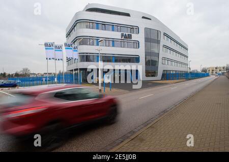 28 janvier 2021, Saxe-Anhalt, Magdebourg: 'FAM' est écrit sur la façade du siège du fabricant de l'usine. Lors d'une perquisition à FAM, la police et le parquet ont enquêté sur des indications de possibles malversations aux dépens de l'entreprise. La nouvelle direction de la société avait auparavant déposé des accusations criminelles de détournement de fonds contre des membres de l'ancienne direction. Selon un porte-parole du Bureau de police criminelle de l'État, plus de 100 agents ont fouillé des locaux résidentiels et d'affaires dans plusieurs États. La recherche a été dirigée contre les anciens actionnaires et gérant di Banque D'Images