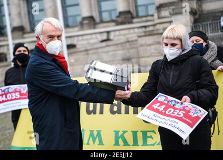 Berlin, Allemagne. 26 janvier 2021. Les manifestants du camp e.V. ont transmis plus de 44,000 signatures à Bernhard Daldrup (l), le porte-parole du SPD en matière de politique de construction, devant le Bundestag allemand, demandant un droit de premier refus aux municipalités pour réduire la pénurie de logements. Le Berliner Mietverein et d'autres initiatives de location telles que Bizim Kiez et 23 Häuser sagen Nein (23 Maisons disent non) font partie de la remise, qui a lieu à l'occasion de la 1ère lecture de l'amendement de construction au Bundestag. Credit: Kira Hofmann/dpa-Zentralbild/dpa/Alay Live News Banque D'Images