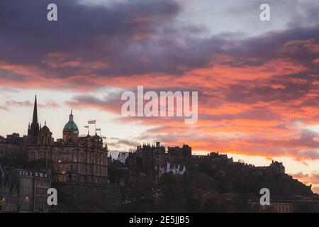 Une vue sur le musée sur le Mound, le château d'Édimbourg, le jardin Ramsay et la vieille ville d'Édimbourg au coucher du soleil depuis la gare de Waverley. Banque D'Images