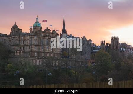 Une vue sur le musée sur la Motte et la vieille ville d'Édimbourg au coucher du soleil depuis la gare de Waverley. Banque D'Images