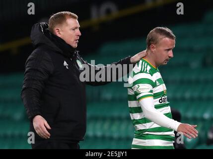 Neil Lennon, le directeur du Celtic, salue Leigh Griffiths du Celtic lors du match des Ladbrokes Scottish Premiership à Celtic Park, Glasgow. Date de la photo: Mercredi 27 janvier 2021. Banque D'Images