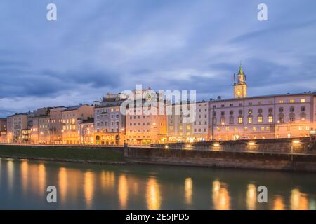 Le soir, la vieille ville offre une vue panoramique sur la rivière Salzach à Salzbourg, en Autriche, et la forteresse Hohensalzburg, au sommet d'une colline. Banque D'Images