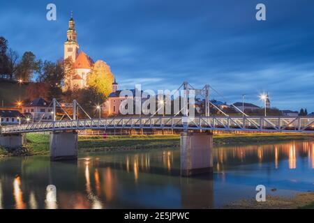 Vue nocturne sur la rivière Salzach à Salzbourg, en Autriche sur le pont Mullner Steg et l'église Pfarre Mulln Banque D'Images