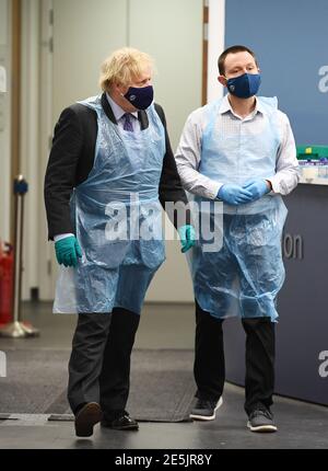 Le Premier ministre Boris Johnson (à gauche) présente le Lighthouse Laboratory, utilisé pour le traitement des échantillons de réaction en chaîne par polymérase (PCR) pour le coronavirus, lors d'une visite au campus de l'hôpital universitaire Queen Elizabeth à Glasgow lors de sa visite d'une journée en Écosse. Date de la photo: Jeudi 28 janvier 2021. Banque D'Images