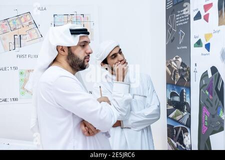 Deux architectes masculins travaillant et pensant ensemble à de nouvelles idées Banque D'Images