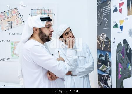 Deux architectes masculins travaillant et pensant ensemble à de nouvelles idées Banque D'Images