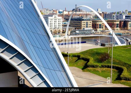 Gateshead Millennium Bridge sur la rivière Tyne à Gateshead, Tyneside, Nord-est, Royaume-Uni Banque D'Images