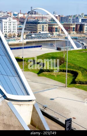 Gateshead Millennium Bridge sur la rivière Tyne à Gateshead, Tyneside, Nord-est, Royaume-Uni Banque D'Images