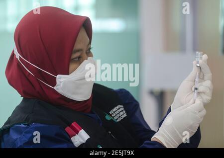 Bandung, Indonésie. 28 janvier 2021. Un travailleur médical prépare une dose du vaccin sinovac COVID-19 de Chine pendant le programme de vaccination comme deuxième injection pour les travailleurs de la santé en tant que groupe prioritaire principal à Bandung, West Java, Indonésie, le 28 janvier 2021. Crédit: Septianjar/Xinhua/Alamy Live News Banque D'Images