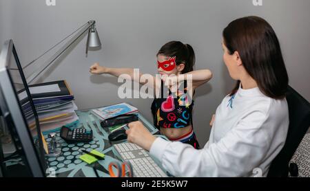 Femme télétravailleur et regardant avec sa fille Banque D'Images