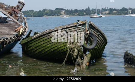 Deux vieux bateaux en bois de désintégration. Banque D'Images