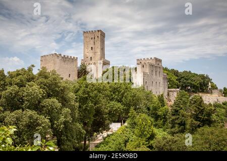 Ruines du château normand du XIIe siècle Castello di Venere ou du château de Vénus dans la ville d'Erice, Sicile, Italie Banque D'Images