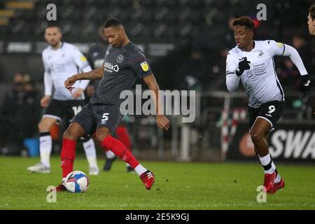 Swansea, Royaume-Uni. 27 janvier 2021. Ethan Pinnock de Brentford (5) en action. EFL Skybet Championship Match, Swansea City v Brentford au Liberty Stadium de Swansea le mercredi 27 janvier 2021. Cette image ne peut être utilisée qu'à des fins éditoriales. Utilisation éditoriale uniquement, licence requise pour une utilisation commerciale. Aucune utilisation dans les Paris, les jeux ou les publications d'un seul club/ligue/joueur. photo par Andrew Orchard/Andrew Orchard sports Photography/Alamy Live News crédit: Andrew Orchard sports Photography/Alamy Live News Banque D'Images