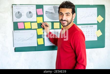 Animateur de séminaire en ligne joyeux, conférencier en train de regarder la caméra pour donner une conférence en ligne ou faire une conférence téléphonique par chat vidéo, homme d'affaires souriant entre Banque D'Images
