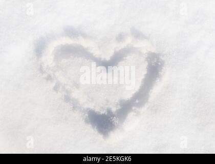 Coeur dessiné dans la neige. Symbole Saint-Valentin Banque D'Images