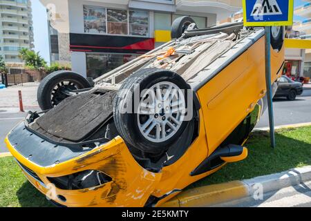 Portrait d'une voiture à bascule au milieu de la rue dans de mauvaises circonstances Banque D'Images