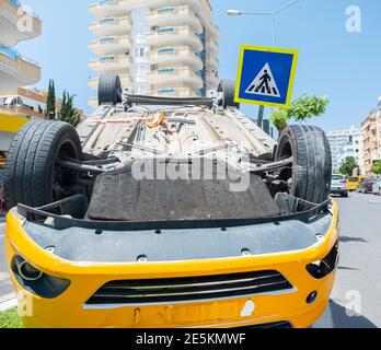 Portrait d'une voiture à bascule au milieu de la rue dans de mauvaises circonstances Banque D'Images