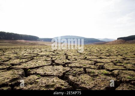 Le fond de sécheresse du barrage vide an en Bulgarie. Le temps chaud et les changements climatiques rendent le barrage presque vide en 2021. Désastre climatique. Banque D'Images