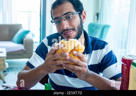 Sandwich très savoureux et spécial avec beaucoup de fromage Banque D'Images