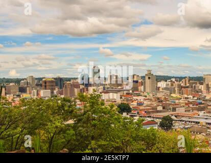 Harare, Zimbabwe. 22 décembre 2018. Vue panoramique du centre-ville de Harare en journée. Crédit : Vuk Valcic/Alamy Banque D'Images