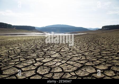 Le fond de sécheresse du barrage vide an en Bulgarie. Le temps chaud et les changements climatiques rendent le barrage presque vide en 2021. Désastre climatique. Banque D'Images