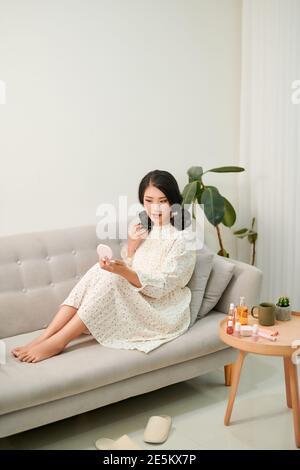 Journée beauté. Femme qui fait sa routine quotidienne de soin de la peau et de manucure à la maison. Banque D'Images