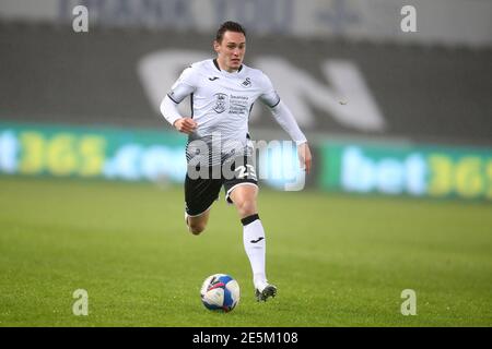 Swansea, Royaume-Uni. 27 janvier 2021. Connor Roberts de Swansea City en action. EFL Skybet Championship Match, Swansea City v Brentford au Liberty Stadium de Swansea le mercredi 27 janvier 2021. Cette image ne peut être utilisée qu'à des fins éditoriales. Utilisation éditoriale uniquement, licence requise pour une utilisation commerciale. Aucune utilisation dans les Paris, les jeux ou les publications d'un seul club/ligue/joueur. photo par Andrew Orchard/Andrew Orchard sports Photography/Alamy Live News crédit: Andrew Orchard sports Photography/Alamy Live News Banque D'Images