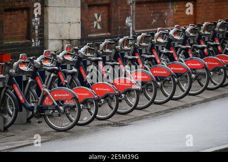 Santander cycles, connu sous le nom de Boris Bikes, garés à l'extérieur de la gare de Londres Waterloo. De nombreux navetteurs hésitent à prendre les transports en commun pendant la période de la COVID Banque D'Images