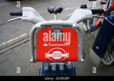 Santander cycles, connu sous le nom de Boris Bikes, garés à l'extérieur de la gare de Londres Waterloo. De nombreux navetteurs hésitent à prendre les transports en commun pendant la période de la COVID Banque D'Images