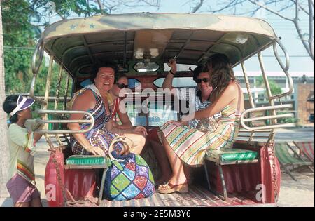 Thaïlande. Pattaya. Touristes en bus "Baht". Banque D'Images
