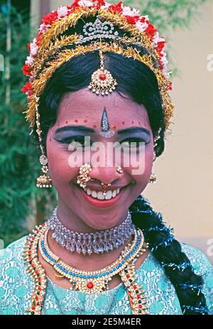 Singapour. Portrait extérieur de la jeune femme indienne locale en vêtements traditionnels. Banque D'Images